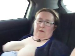 Толстая женщина получает ее киска облапанная в машине, пока никто не смотрит
